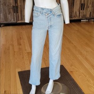 Revice asymmetrical front button fly closure jean